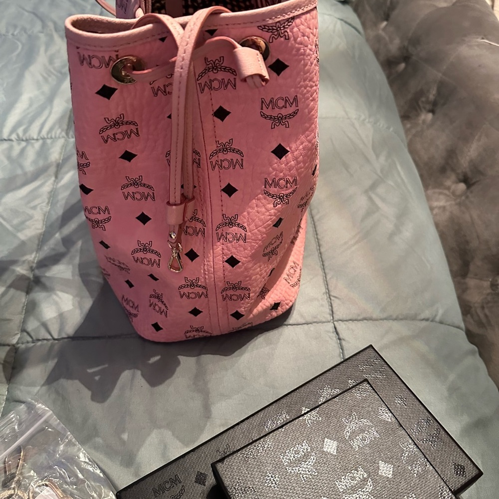 MCM medium Liz Shopper in Pink. - Picture 5 of 11